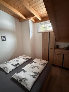 纳瑟尔文勒Ferienwohnung-Guem-2-Personen的一间卧室设有两张床和窗户。