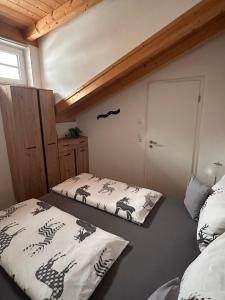 纳瑟尔文勒Ferienwohnung-Guem-2-Personen的一间卧室,配有两张床