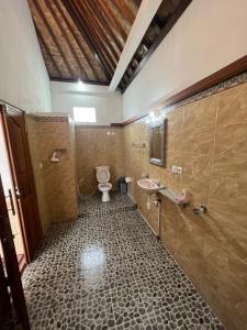 希德门赛门卜吉特旅馆的一间带卫生间和水槽的浴室