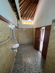 希德门赛门卜吉特旅馆的一间带水槽和淋浴的浴室