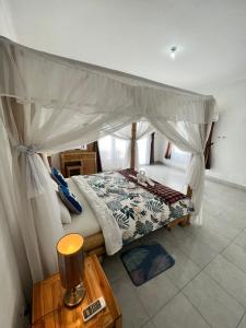 希德门赛门卜吉特旅馆的一间卧室配有一张带天蓬的床