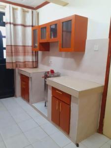 KoiparakAccommodation in Vihiga Bnb的厨房配有橙色橱柜和白色台面