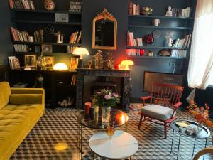 阿尔比Maison d'Hôtes " L'INSTANT D'AILLEURS"的客厅设有黄色沙发和壁炉