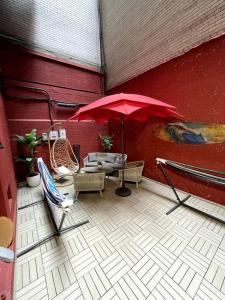 纽约Hotel-Studio @ The Mansfield Midtown的庭院配有桌椅和遮阳伞。