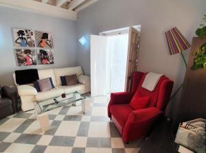 加的斯APARTAMENTO APODACA的客厅配有红色椅子和沙发