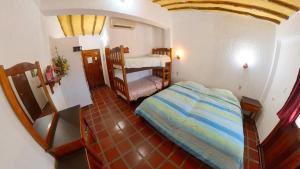 La MiraPosada Las Ross的一间客房内配有两张双层床的房间