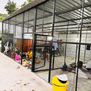 Sītāpur MūāfiHotel Parvati Residency的一个大笼子,里面放着动物