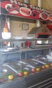 Çiftlik otel的厨房配有带盘子和食物的柜台