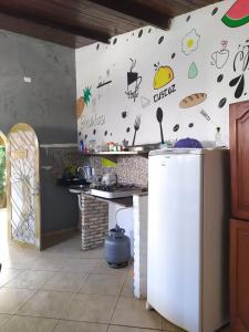 纳塔尔Jambudvipa Hostel的厨房配有白色墙壁和贴有标签的标签