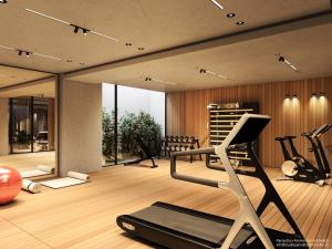 热那亚Capitolo Riviera的一个带跑步机和其他健身器材的健身房