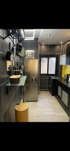 达喀尔Meublé Nord Foire Dakar的厨房配有不锈钢冰箱和台面