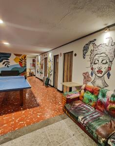 布卡拉曼加Zamia Hostel的一间配备有一张沙发和一张乒乓球桌的客房