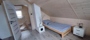 格雷德克纳德纳杰姆Domek Viking的一间小卧室,阁楼上配有一张床