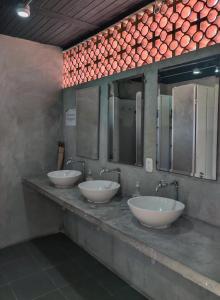 布卡拉曼加Zamia Hostel的公共浴室里一排四个水槽