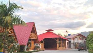 圣奥古斯丁Cabañas Amalú的一座红色屋顶的房子,一棵棕榈树