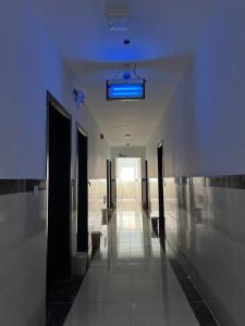 Salhabahمشتى الجنوب ( دخول ذكي )的蓝色灯的走廊