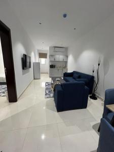 Salhabahمشتى الجنوب ( دخول ذكي )的客厅配有2张蓝色沙发和电视