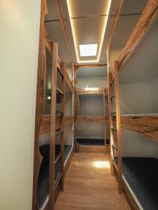 苏黎世Sleeptrailer的走廊上设有木制双层床