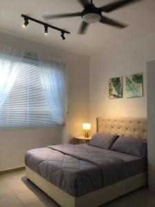 雪邦VistaHome @ Tangerine Suites的一间卧室配有一张床和吊扇