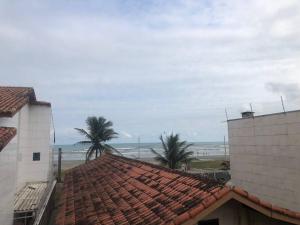 佩鲁伊比Pertinho da Praia Ar condicionado na Sala e em todos os Quartos - Venha curtir os Shows no Viva Verão Peruíbe的从大楼屋顶上可欣赏到海滩景色