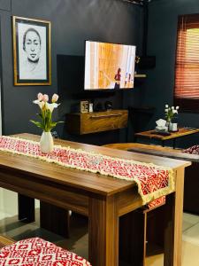 OmuthiyaEtosha/Omuthiya 2 Bedroom的一张桌子,上面有桌布