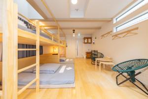 东京HAN'S EBISU - Shibuya - Entire House for Max 10 ppl的客房设有双层床和桌椅。