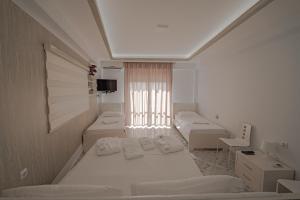 博尔什Hotel Angjelo的客房设有两张床和窗户。