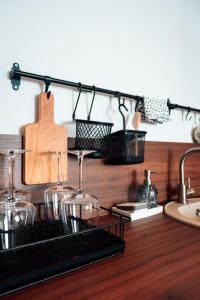 贝尔格莱德CIRCLE OF 2的厨房柜台配有酒杯和水槽