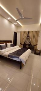 伊斯兰堡RADIANT GUEST HOuSE 2的一间卧室配有两张床和吊扇