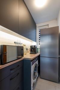 代温DevIn Coworking & Coliving的厨房配有冰箱和洗衣机。