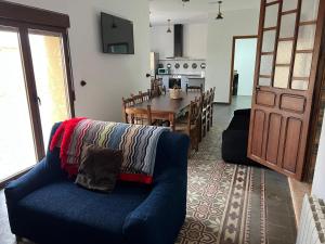AlatozCasa rural El Molino 2的客厅配有蓝色的沙发和桌子