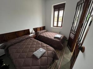 AlatozCasa rural El Molino 2的一间卧室设有两张床和窗户。