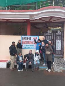 奥拉奇哈Orchha Best Homestay的一群站在建筑物前的人