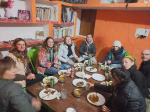 奥拉奇哈Orchha Best Homestay的一群坐在桌子旁吃食物的人