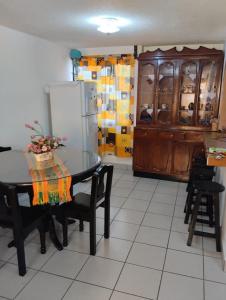 瓦哈卡市CASA HUAXYACAC的厨房配有餐桌和冰箱