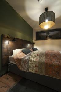 爱尔福特Big Schenkvalley的一间卧室配有床、灯和灯