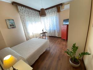 维拉诺瓦达尔本加Sogni e Colori的客房设有床、桌子和窗户。