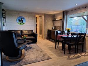 米德利Landelijk Tiny house in gemeente Edam/Volendam的客厅配有沙发和桌子