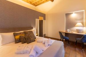 罗马Fontana di Trevi Roma Luxury Suite的一间卧室配有带毛巾的床