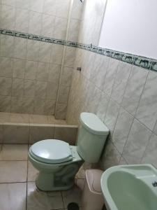 特鲁希略Hotel Huanchaco的浴室配有绿色卫生间和水槽。
