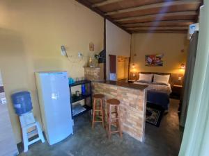 埃斯坦西亚Pousada Villa Verde的一间卧室配有一张床和一个砖砌壁炉