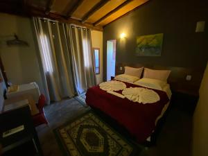 埃斯坦西亚Pousada Villa Verde的卧室配有红色的床和白色枕头