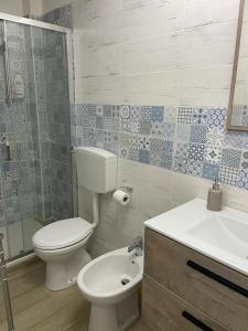 巴列塔Appartamento Cosy Centro Storico的一间带卫生间和水槽的浴室