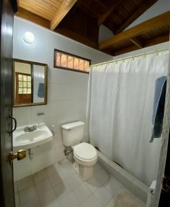 圣卡洛斯Inti Wasi的白色的浴室设有卫生间和水槽。