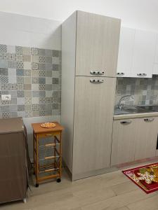 巴列塔Appartamento Cosy Centro Storico的厨房配有水槽和冰箱