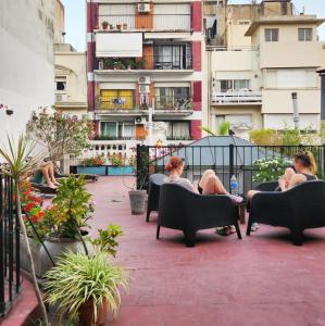 布宜诺斯艾利斯远航雷科莱塔旅舍的一群人坐在阳台上的椅子上
