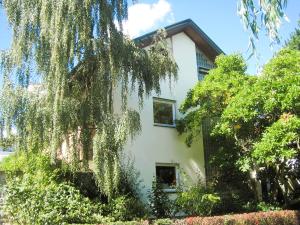 弗莱堡Freiburg citynah - hell, ruhig, gemütlich的前面有树木的白色房子