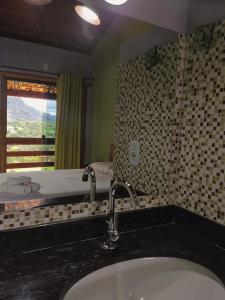 圣安娜杜里亚舒Pousada Bela Vista do Ismail - Lapinha da Serra的一间带水槽和窗户的浴室
