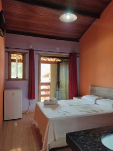 圣安娜杜里亚舒Pousada Bela Vista do Ismail - Lapinha da Serra的一间卧室设有一张大床和一个窗户。