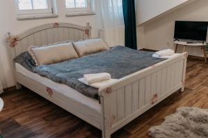 斯维塔维Penzion U Zběhlíka的卧室配有一张白色大床